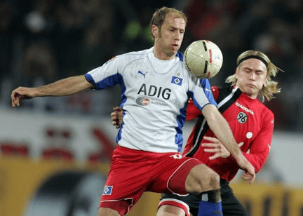 后防线的稳 后防线的稳